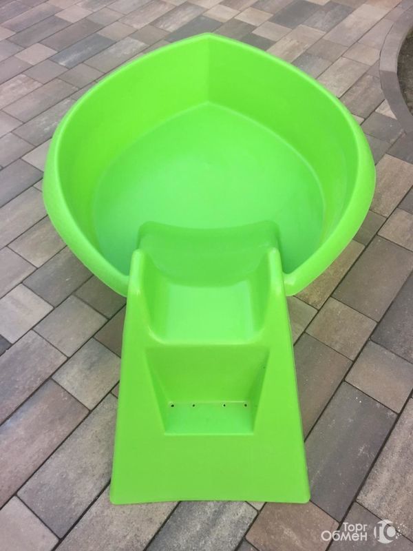 Продам пластиковый с горкой детский бассейн, зеленого цвета. Детям до 4-х лет.  - Фото 1