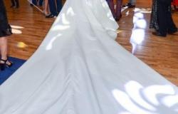 Свадебное платье из королевского атласа со шлейфом в Москве - объявление №1783157